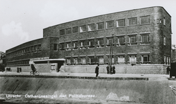 863533 Gezicht op het Hoofdbureau van Politie (Paardenveld) te Utrecht, vanaf de Catharijnesingel.